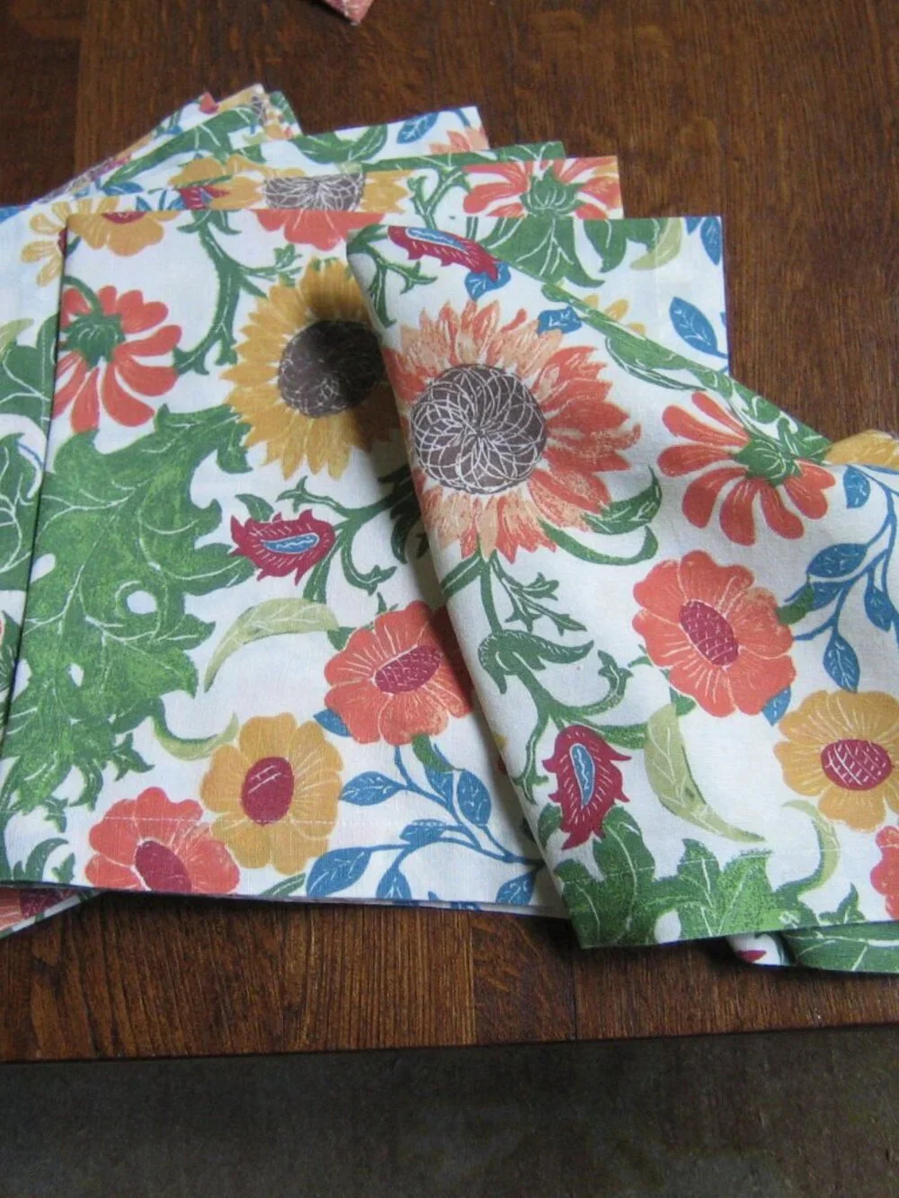 Pottery Barn Table linen Set. 11 Pc. Summer Floral, Linen/Cotton.